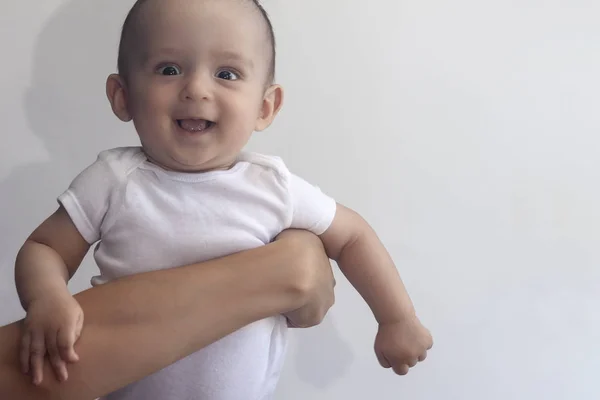 Mère et bébé. Maman tenant son bébé garçon de 6 mois. Beau petit garçon de six mois entre les mains de sa mère. Jeune mère du Moyen-Orient tenant dans ses bras son petit fils — Photo