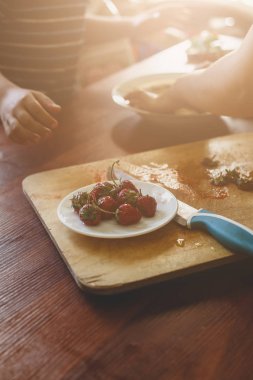 Annesiyle birlikte kahvaltı hazırlayan küçük bir çocuk. Anne ve oğlu ince krep çikolata krema bulaşması. Boş alan