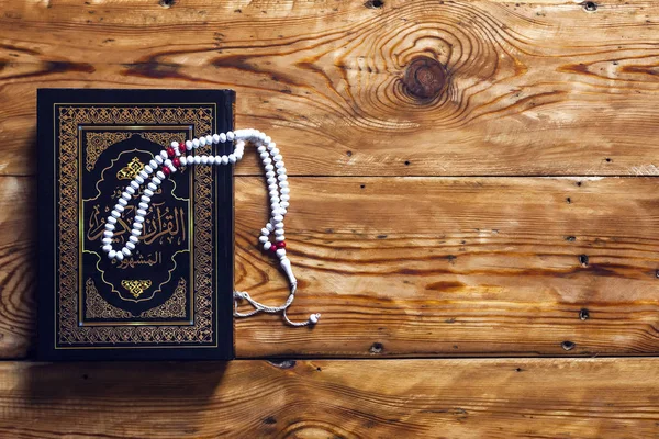 Muslime heiliges Buch Koran. Übersetzung: der heilige Qran — Stockfoto