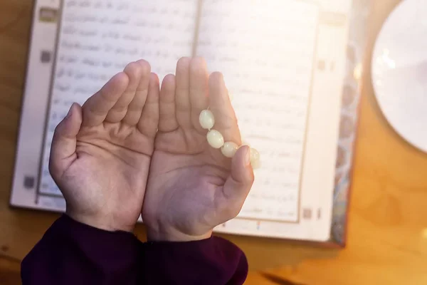 Молитва молодих мусульманських жінок. Близькосхідна дівчина молиться і читає Святий Коран. Мусульманська жінка вивчає Коран — стокове фото