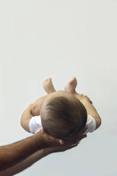 아빠는 흰색 배경에 6 개월 된 아기 소년을 들고. 아버지가 아기를 데리러 오시고 있습니다. 공간을 복사합니다. 가족 개념 — 스톡 사진