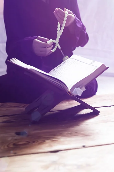 Praying young muslim woman. Middle eastern girl praying and reading the holy Quran. Muslim woman studying The Quran — Stock Photo, Image