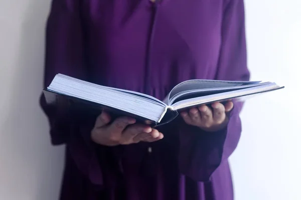 Bidden jonge moslim vrouw. Midden-Oosters meisje bidden en lezen van de Heilige Koran. Moslim vrouw die de Koran bestudeert — Stockfoto