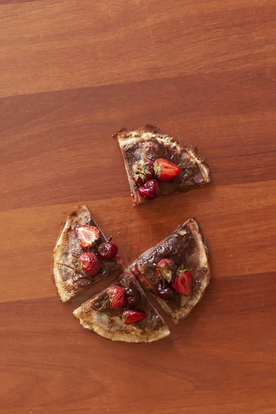 Çilek ve çikolatalı krem ile ince krep. Taze çilek ile pancake — Stok fotoğraf