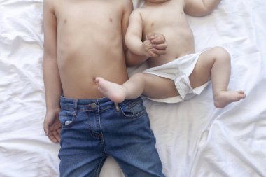 Mutlu çocukluk konsepti. Mutlu kardeşler portre. 6 yıl ve 6 