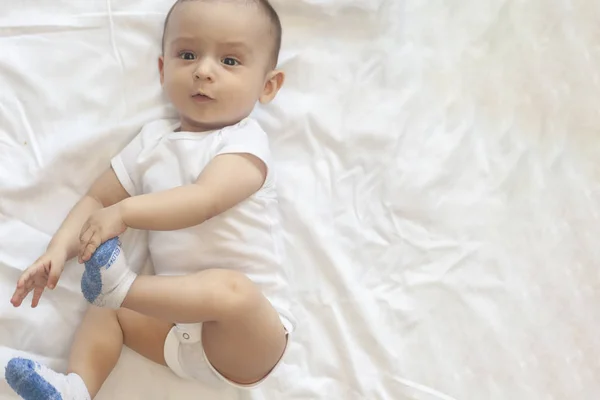 Bebe Garcon De 6 8 Mois Couche De Facon Ludique Au Lit Charmant Petit Bebe De 6 7 Mois En Body Blanc Petit Garcon En Literie Blanche Espace De Copie Image Libre De Droit