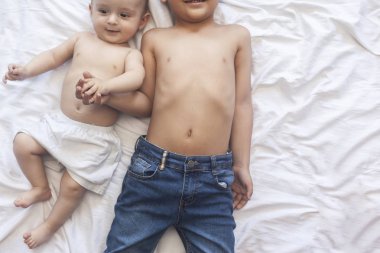 Mutlu çocukluk konsepti. Mutlu kardeşler portre. 6 yıl ve 6 