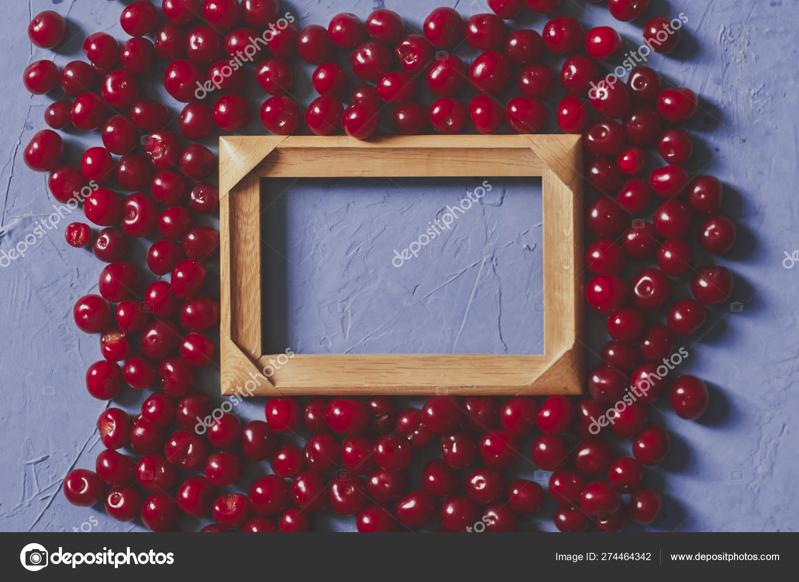 コピースペースと青い背景に熟したサクランボと木製のフレーム 空の木枠の周りのベリーや果物 無料のストック写真 C Golib Tolibov Gmail Com