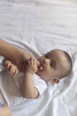 Bebek diş çıkarma. Bebek diş bakım konsepti. Anne, bebeğinin ağzını kontrol etti. Bebek dişlerinin ilk belirtileri geliyor. Bebek diş çıkarma ağrısı.