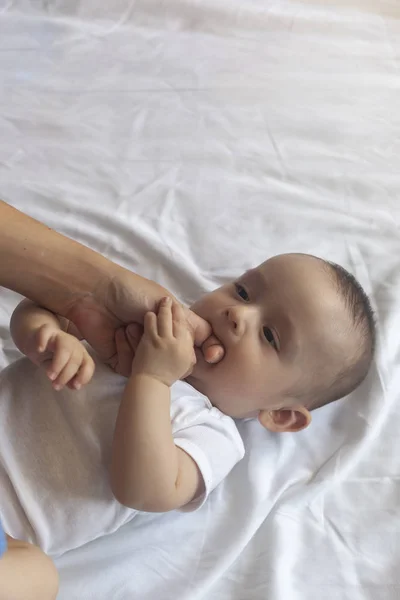 Οδοντοφυΐα μωρού. Ιδέα φροντίδας δοντιών μωρού. Η μητέρα τσεκάρει το στόμα του μωρού της. Τα πρώτα σημάδια από δόντια μωρών έρχονται μέσα. Πόνος στην οδοντοφυΐα βρεφών. — Φωτογραφία Αρχείου