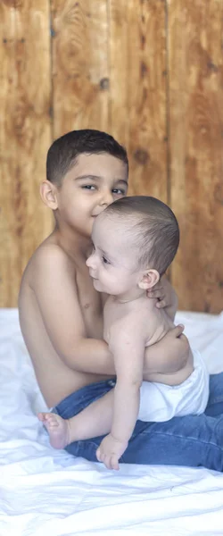 Gelukkig kindertijd concept. Gelukkig broers portret. 6 jaar en 6 maanden oude jongens hebben plezier. Twee kleine kinderen glimlachend met goede tijd. Schattige kleine broers liggen en spelen samen — Stockfoto