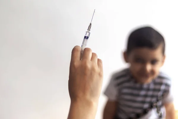 Fiatal pácienst vakcináló orvos. Kisfiú megijedt a befecskendezés. Gyermek immunizálás, gyermek védőoltás, egészségügyi koncepció. — Stock Fotó