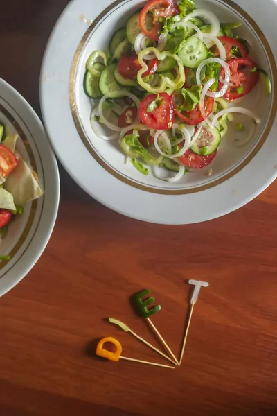 Várias saladas com verduras e verdes. Conceito de alimentação saudável. Produtos hortícolas mistos — Fotografia de Stock