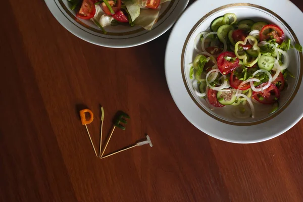 Várias saladas com verduras e verdes. Conceito de alimentação saudável. Produtos hortícolas mistos — Fotografia de Stock