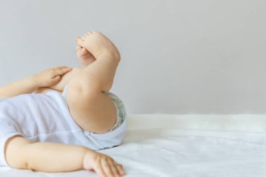 6 aylık çocuk ayakları. Küçük çocuk ayakları. Çocukluk, annelik, yaşam tarzı yetiştirme konsepti