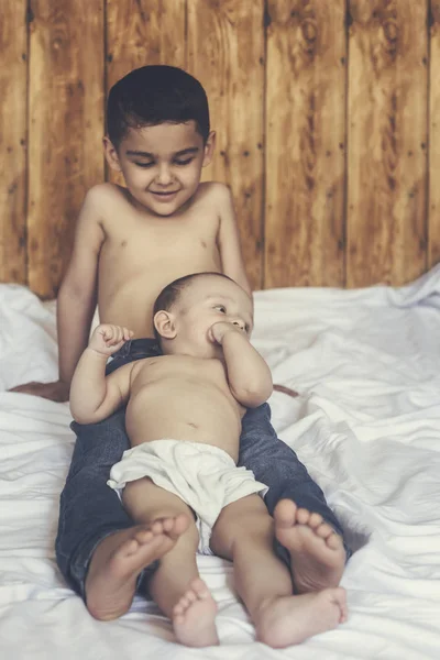 Joyeux concept d'enfance. Heureux portrait des frères. 6 ans et 6 mois les garçons s'amusent. Deux petits enfants souriants qui s'amusent. Petits frères mignons couchés et jouant ensemble — Photo