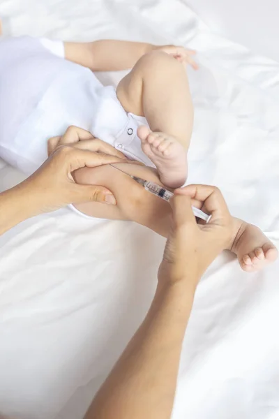 Ο γιατρός εμβολιάζουν ένα νεογέννητο παιδί. Ανοσοποίηση του παιδιού, ο εμβολιασμός των παιδιών, η έννοια της υγείας. — Φωτογραφία Αρχείου