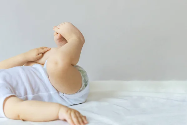 6 aylık çocuk ayakları. Küçük çocuk ayakları. Çocukluk, annelik, yaşam tarzı yetiştirme konsepti