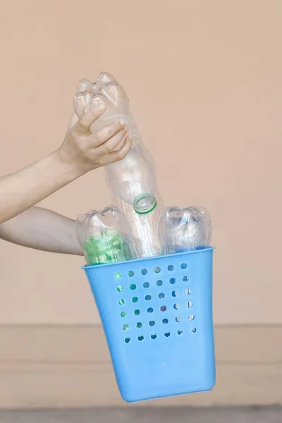 Contaminación plástica. Hembra recogió botellas de plástico y la celebración de reciclaje bin. Espacio libre —  Fotos de Stock
