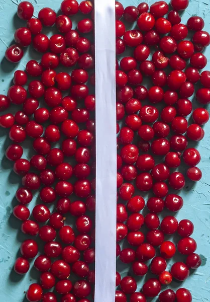 Cherry achtergrond met wit lint. Verse biologische bessen. Stapel rijpe kersen — Stockfoto