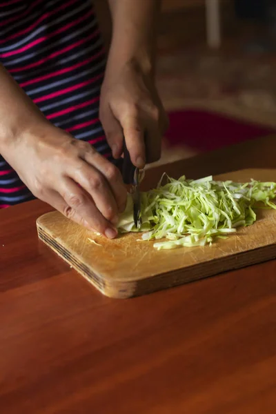Ama de casa haciendo una ensalada de verduras frescas y saludables. Mujer joven haciendo ensalada — Foto de Stock