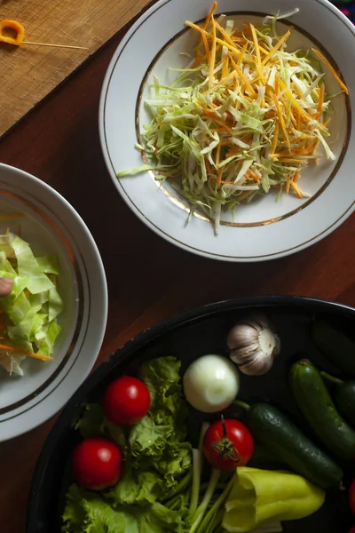 Beberapa salad dengan sayuran dan sayuran hijau. Konsep makanan sehat. Sayuran campuran — Stok Foto