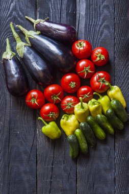 Salata malzemeleri. Odun üzerinde taze çiğ sebze. Sağlıklı pişirme salatası