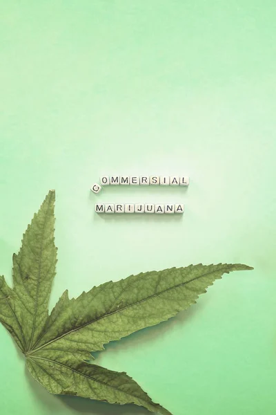 大麻の葉を持つ商業マリファナのテキスト — ストック写真
