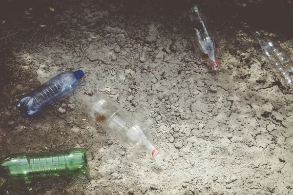 Poluição plástica em terra. Desperdício, lixo. Natureza e plástico . — Fotografia de Stock