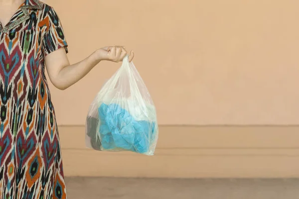 Műanyag szennyezés. Női gyűjtött műanyag palackok és gazdaság újrahasznosító bin. Szabad lemezterület — Stock Fotó