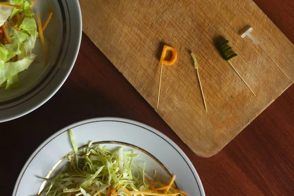 Palavra de dieta feita redução de verduras e prato de verduras frescas. Conceito de alimentação saudável — Fotografia de Stock