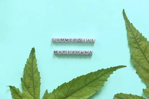 大麻の葉を持つ商業マリファナのテキスト — ストック写真