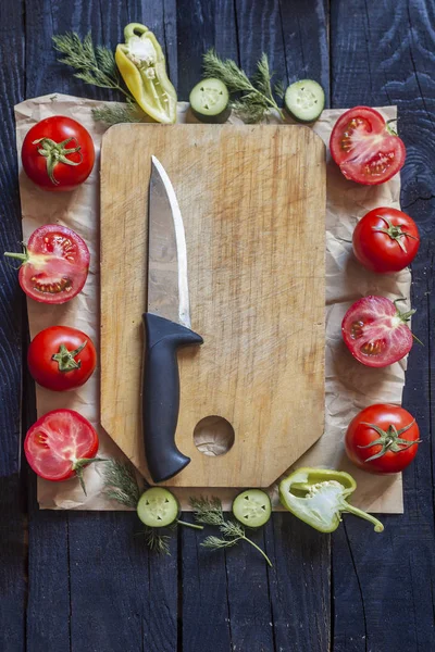 Saláta hozzávalókat. Friss nyers zöldségek fával. Egészséges főzés saláta. Konyhakéssel ellátott vágódeszka. — Stock Fotó