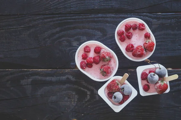 Domácí čerstvý jogurt. Zdravý sladký dezert na tmavém rustikálním dřevě. Zmrazené ovoce — Stock fotografie zdarma