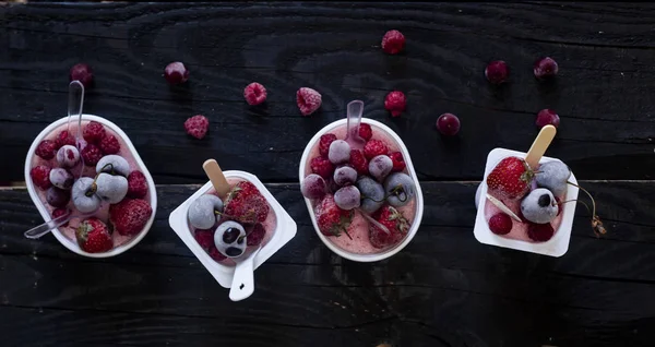Yogur fresco casero. Postres dulces saludables en madera rústica oscura. Frutas congeladas —  Fotos de Stock