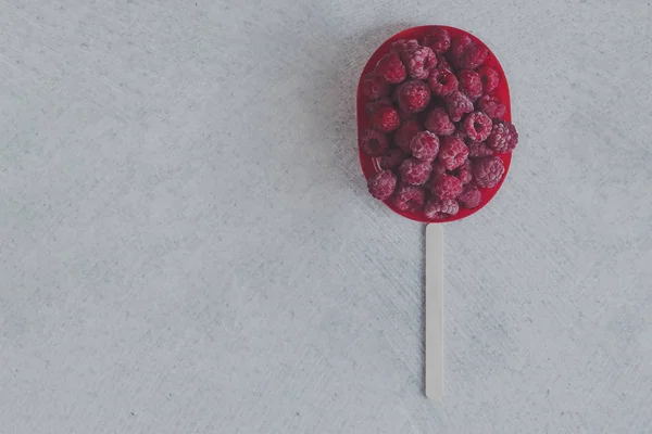 Raspberry manis beku dengan tongkat. Makanan musim panas — Foto Stok Gratis