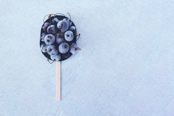 Cerezas dulces congeladas con un palo. Comida de verano —  Fotos de Stock