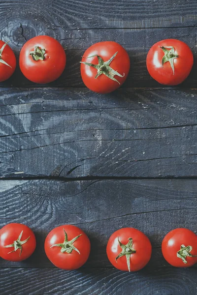 Dua baris tomat yang baru dipetik dengan latar belakang kayu pedesaan yang gelap — Stok Foto