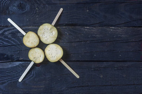 Gesneden aubergines met stokken — Stockfoto