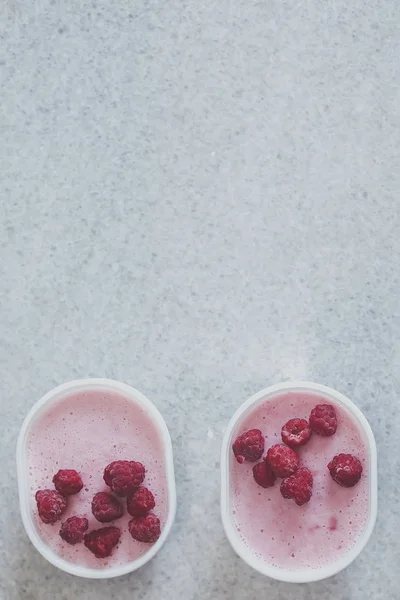 Домашний клубничный йогурт. Здоровый сладкий десерт — стоковое фото