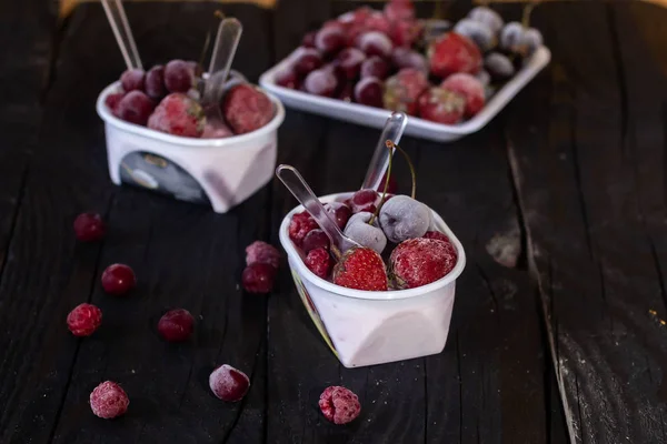 Yogur fresco casero. Postres dulces saludables en madera rústica oscura. Frutas congeladas — Foto de stock gratis