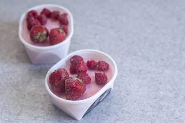 Hemlagad jordgubbs yoghurt. Hälsosam söt dessert — Stockfoto