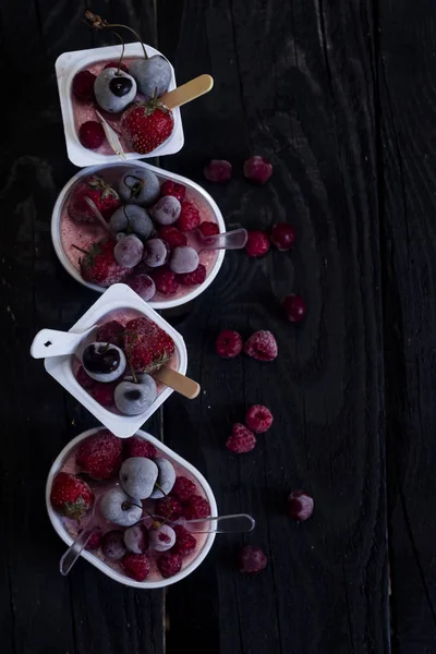 Ev yapımı taze yoğurt. Koyu rustik ahşap sağlıklı tatlı tatlı. Dondurulmuş meyveler — Stok fotoğraf