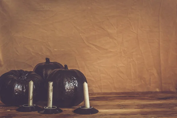 Чорний Хеллоуїн гарбузи і свічки — стокове фото