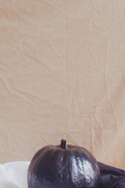 Siyah beyaz tekstil arka plan üzerinde Büyük siyah Halloween kabak