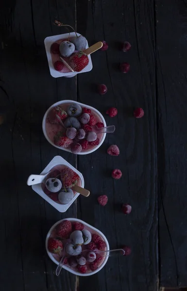 Yogur fresco casero. Postres dulces saludables en madera rústica oscura. Frutas congeladas —  Fotos de Stock