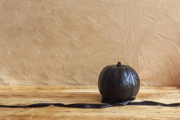 Stor Halloween pumpa dekorerad med svart band — Stockfoto