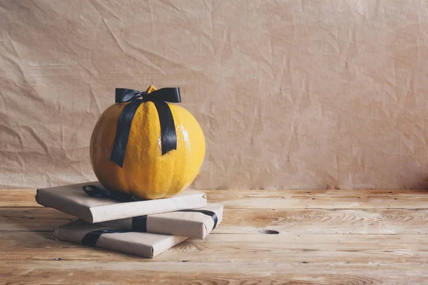 A celebrar o Halloween. Abóboras laranja e preta com caixas de presente decoradas — Fotografia de Stock