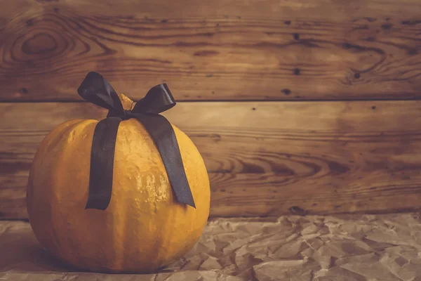 Grande zucca di Halloween decorata con nastro nero — Foto Stock