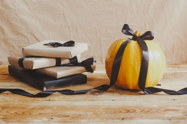 Halloween vieren. Oranje en zwarte pompoenen met ingerichte geschenkdozen — Stockfoto